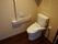 居室のトイレにはウォシュレットが付いた洋式便器を設置している。また壁には可動式の手すりが取り付けられている。