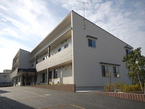明るく広々とした施設の外観