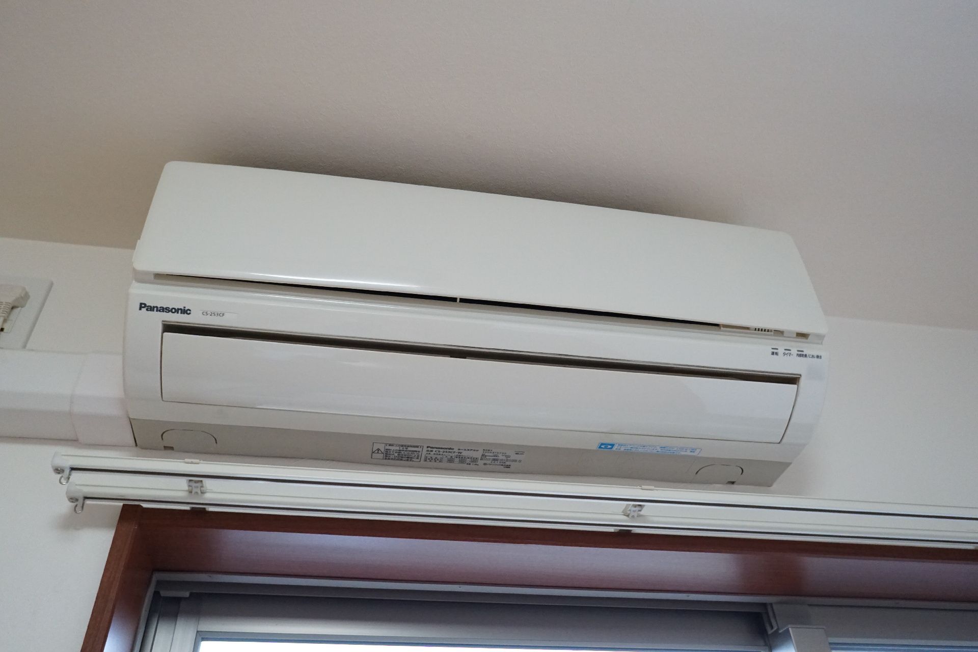 白エアコンが全室完備されている