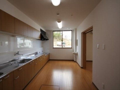 シニアパンション青森・南佃Ⅱのキッチン。居室内、共用部の両方にキッチンがご用意されております。