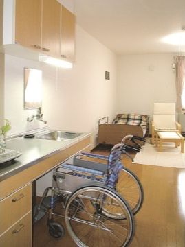 シニアパンション弘前・中野Ⅱの居室内キッチン。居室内に設置された、IHコンロの安全なキッチンです。安心してご利用ください。