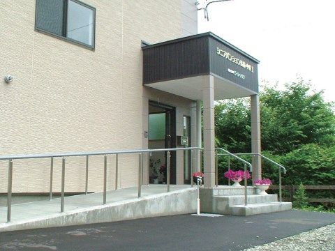 シニアパンション弘前・松ヶ枝の玄関。車いすでの利用も可能にしたスロープ付きのエントランスです。明るくおしゃれな外観となっております。