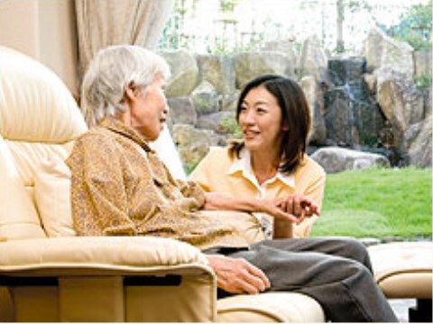 明るいリビングでの会話シーン