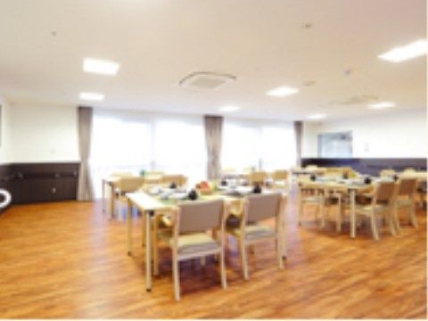 「おおだかの憩」のダイニング。美味しいお食事をいただきながら、入居者様の交流取り合い賑やかに過ごしている。