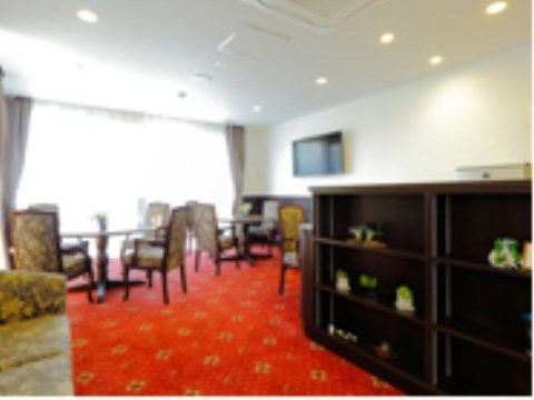 「おおだかの憩」のラウンジ。面会の方が来た際に、一緒に寛いでお話ができるラウンジをテーブルセットが用意されている。