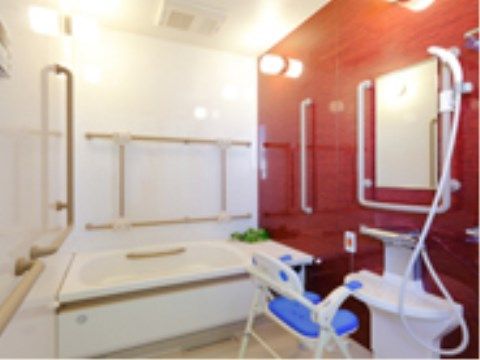 「おおだかの憩」の個別浴。関節照明を複数設置し、浴室を明るく保っている。