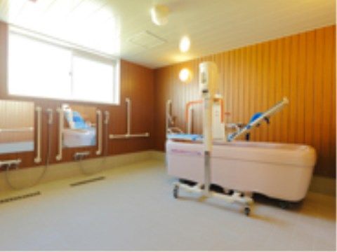 「おおだかの憩」の機械浴室。介護度の度合いが上がっても、スタッフサポートに付き添われながら入浴ができる。