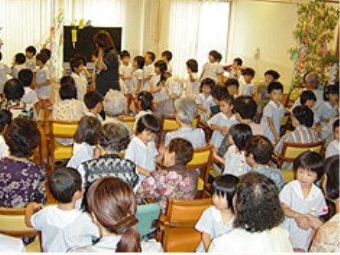「おおだかの憩」のレクリエーション。地域の子供達と触れ合って交流を図るイベントをご用意している。