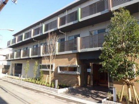 「プレザンメゾン葛西」の外観。建物周辺に緑を配している。