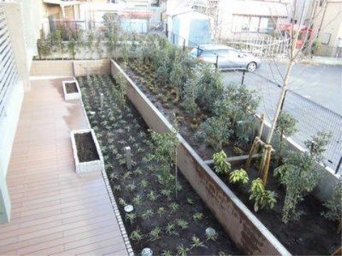 「プレザンメゾン葛西」のウッドデッキ。植物を栽培する癒しの空間。