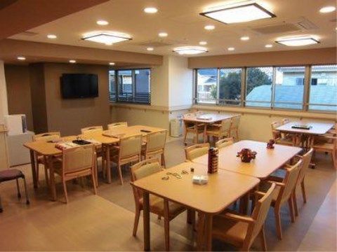「たのしい家 葛西」の食堂。大勢でお食事を楽しめる。