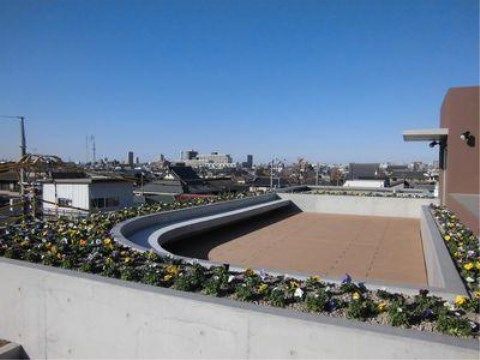「たのしい家 葛西」の屋上。ご入居者様の憩いの場。