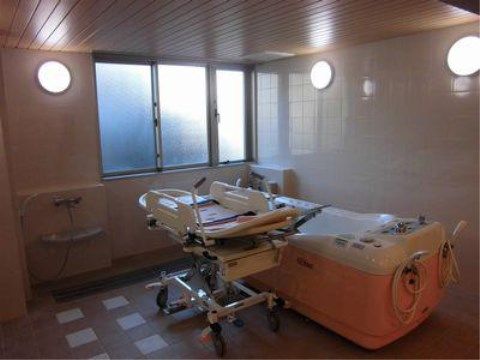 「たのしい家 葛西」の機械浴室。介助設備も整っている。