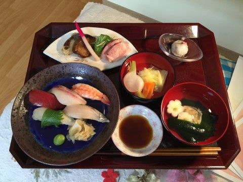 「たのしい家 葛西」の食事。旬の食材を使った彩鮮やかなお食事をお出ししている。