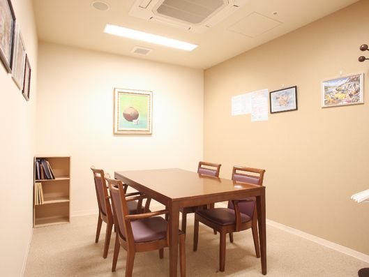 机と椅子のある部屋