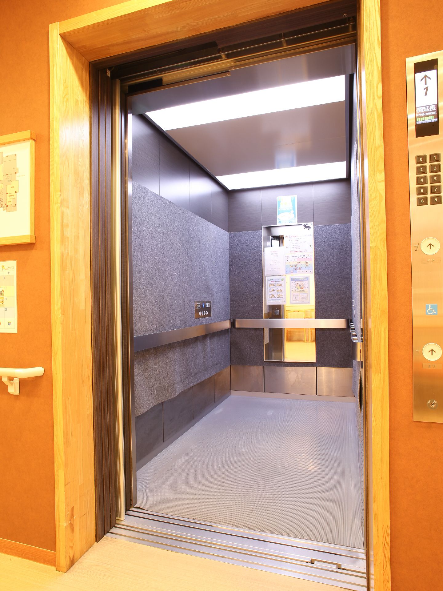 乗り込むときに段差のないエレベーターである。中には手すりが付いており、広めなので車椅子での移動も安心である。