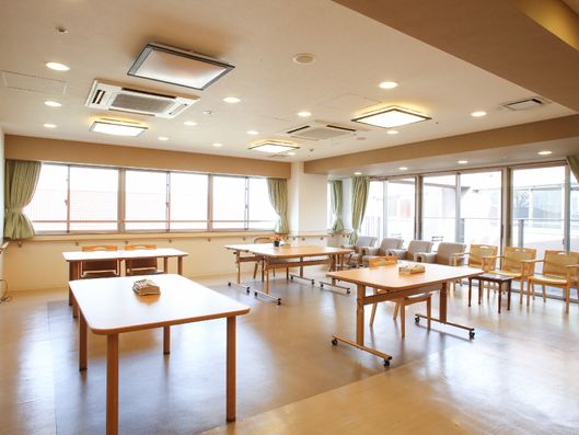 テーブルと椅子のある部屋