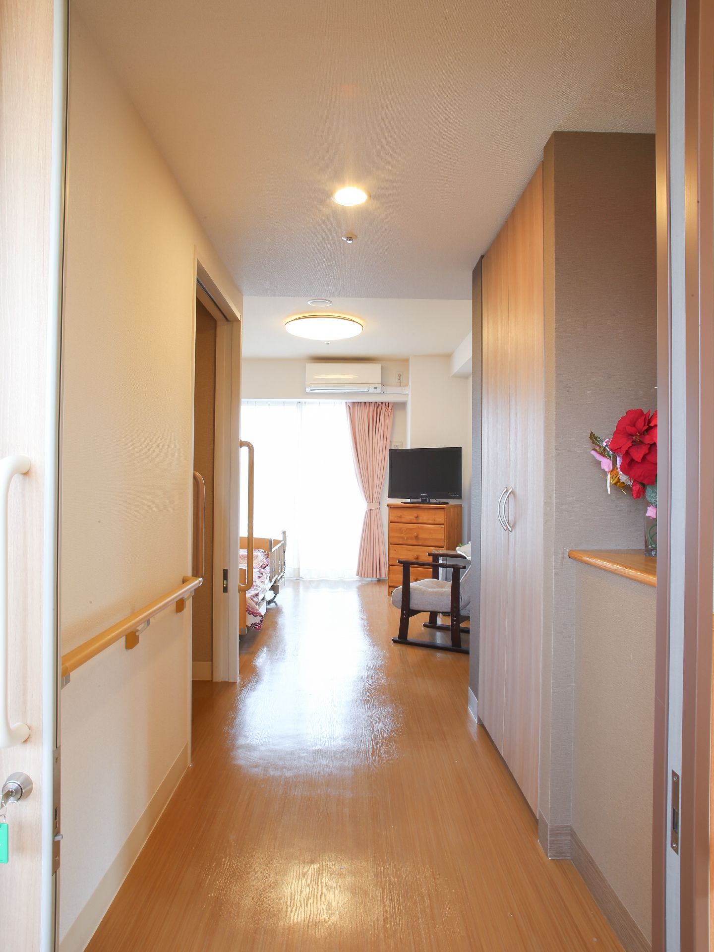 全室個室です。入り口からの廊下部分には手すりがあり、トイレ、ベッドルームへと続いている。クローゼットも付いている。