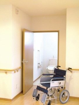 「シニアパンション能代・西大瀬」の廊下。間接照明にスポットに廊下の床を照らし、安全に歩ける。