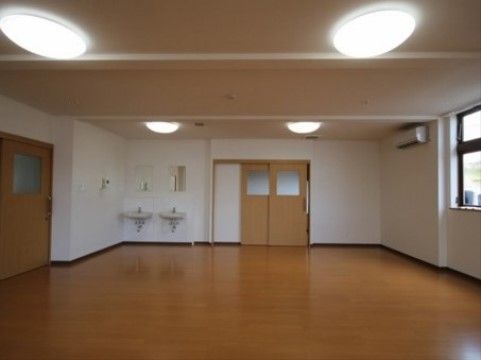 シニアパンション能代・寿域長根のレクリエーションルーム。大きなスペースのお部屋では毎日入居者様と沢山体を動かす楽しい空間となっております。