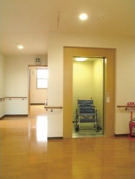 シニアパンション能代・寿域長根のエレベーター。館内を気軽にご利用頂けるよう、エレベーターをはじめ、充実した館内環境となっております。