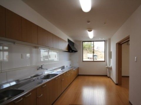 シニアパンション能代・寿域長根の居室内キッチン。車いすのままお使いいただけるミニキッチンとなっております。