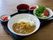 カレー定食になっており、ボリュームがあるバランスの取れたメニューになっている。甘い果物も付いている。