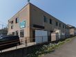 2階建ての建物で、敷地の広さに余裕がある。駐車場も広く取られており、車が無理なく駐車できる。周りに高い建物がない。