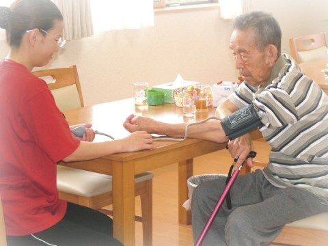 シニアパンション上山・朝日台のケア。健康管理を毎日欠かさず行える環境を整えていますので、毎日を安心してお過ごしいただけます。
