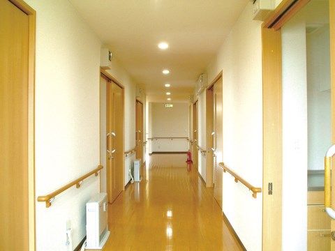 シニアパンション上山・朝日台の廊下。車いすでのご通行を考えたバリアフリー設計となっております。毎日お気軽にご通行いただけます。