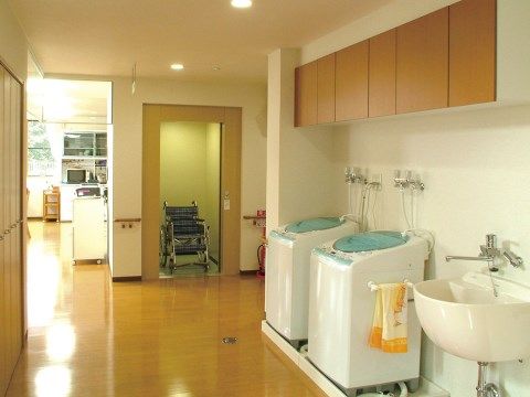 シニアパンション上山・朝日台の洗濯スペース。自分の洗濯を自分でできますので、ストレス少ない、またプライバシーを守りながら生活していただけます。