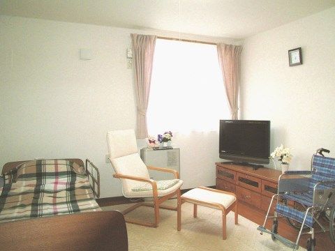 シニアパンション上山・朝日台の居室。毎日を有意義にお過ごしいただけます。また介助家具が配備されておりますので快適にお過ごしいただけます。