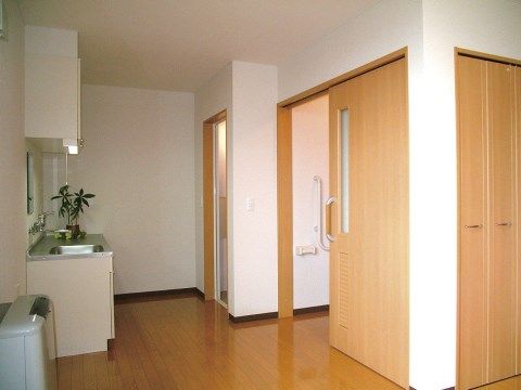 シニアパンション上山・朝日台の居室。一日を車いすのままお過ごしいただける設計の施された居室となっております。