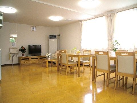 シニアパンション上山・朝日台の食堂。車いすのままご利用いただける、専用テーブルセットのご用意がございます。