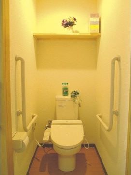 シニアパンション上山・朝日台のトイレ。居室に個人専用のお手洗いを配備しております。毎日お気軽にお使いいただけます。