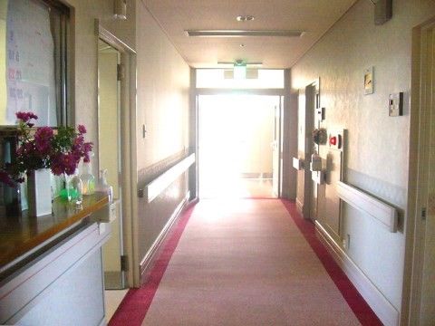 とみおかの里 有料老人ホームの廊下。転倒防止のための手すりは、館内全てに配されております。