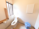 清潔で明るいトイレの個室