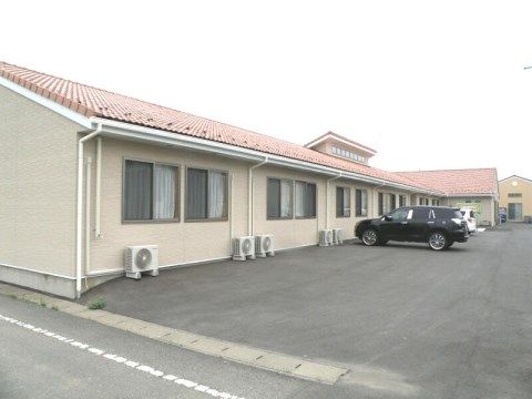 くつろぎの家ハッピー園・ハッピースマイルの外観。駐車場を完備していますので、ご来訪の際はお車でお越しいただけます。