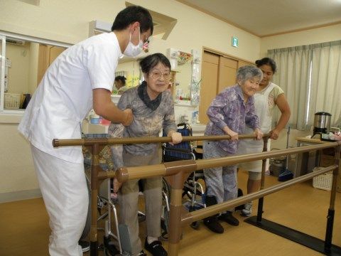 くつろぎの家ハッピー園・ハッピースマイルのリハビリ。一人ひとりのプログラムを組みますので、無理なく取り組めます。