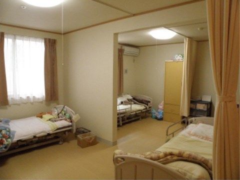 くつろぎの家ハッピー園・ハッピースマイルの多床室（3人部屋）。お一人が不安な方は他の入居者様と一緒に生活できます。