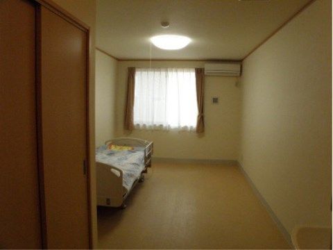 くつろぎの家ハッピー園・ハッピースマイルの個室A。完全個室制となっていますので、毎日を安心してお過ごしいただけます。