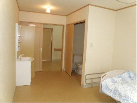 くつろぎの家ハッピー園・ハッピースマイル個室B。生活で不自由のないように設備を備えておりますので快適に毎日をお過ごしいただけます。