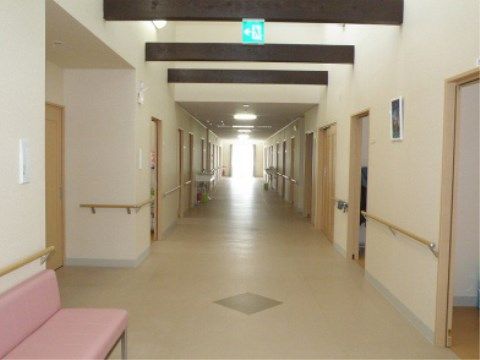 くつろぎの家ハッピー園・ハッピースマイルのバリアフリー。明るく広い廊下はお一人でも安心してご通行いただけます。