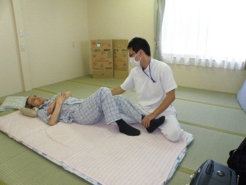 くつろぎの家ハッピー園・ハッピースマイルのリハビリ。リハビリは運動だけではなくストレッチもしっかりおこないます。