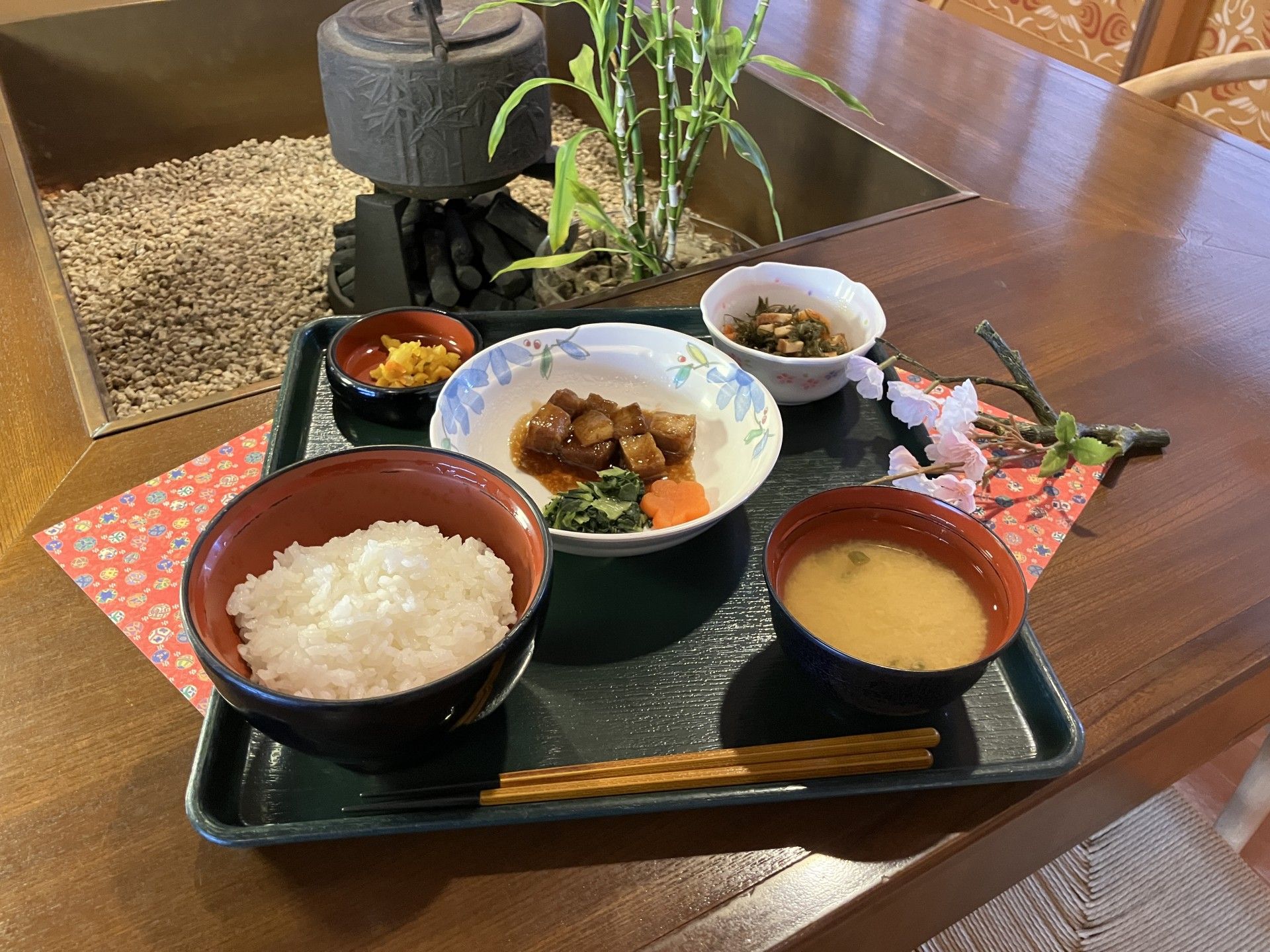 「まえばし上泉の里」のお食事。栄養バランスの良いお食事を提供している。