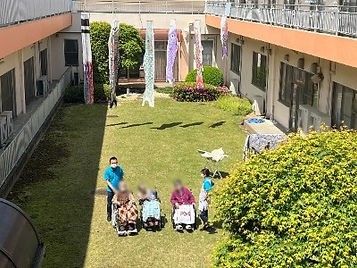 中庭での交流
