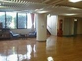 広い窓のある廊下