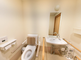 手すり付きのトイレ施設内部