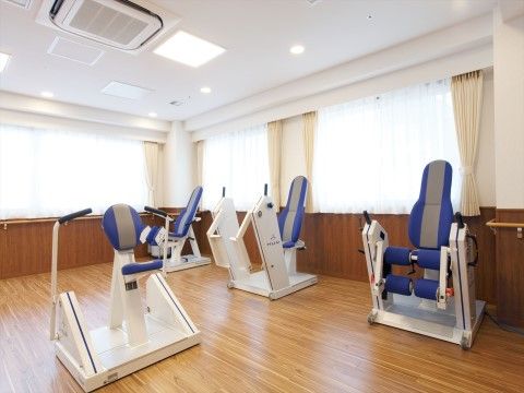 「ニチイホーム 王子」の機能訓練室。トレーニングマシンを完備した施設。