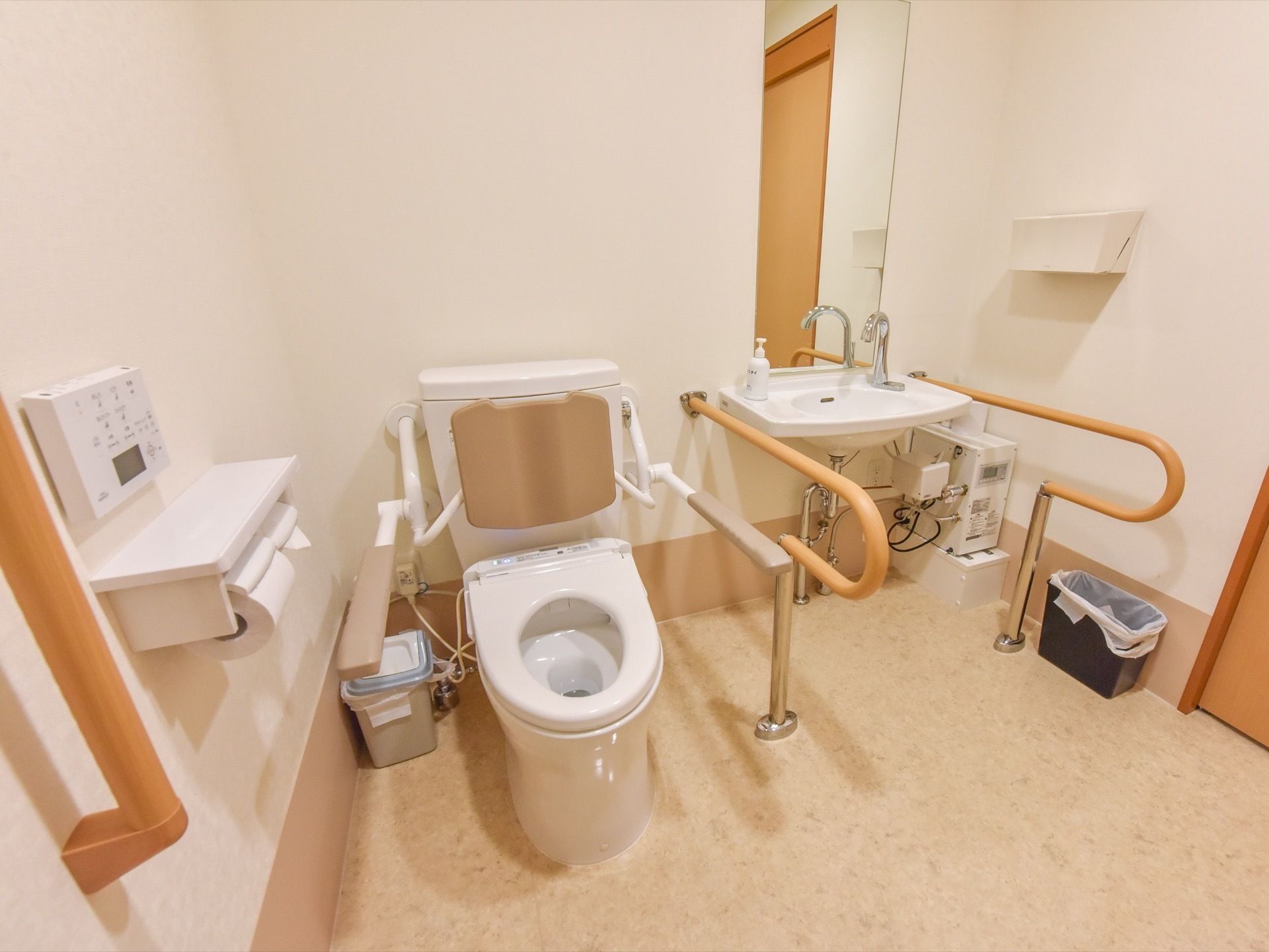 トイレ洗面スペースは、広い空間となっている。洗面台には、ハンドソープが置いてある。壁にはペーパータオルも付いている。
